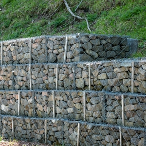 Mur de soutènement en gabions soudés, panier hexagonal à quatre niveaux, cage en treillis métallique pour le contrôle de l'érosion des pentes et l'aménagement paysager - Product Image 1
