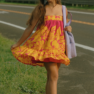 Fabricante de lujosos vestidos mini sin tirantes con estampado floral y volantes, vestidos hawaianos personalizados de lino y algodón. - Product Image 2