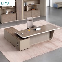Bureau de direction moderne en bois LIYU, en forme de L, plateau en bois foncé, corps cannelé, prise électrique intégrée, armoire latérale, pour bureau de direction, vente en gros