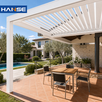 Pergola bioclimatique motorisée haut de gamme en aluminium thermolaqué, résistante au vent, sur mesure, avec toit à lames orientables pour villa de luxe