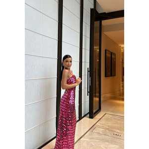 Vestido de Noche Largo con Lentejuelas Fucsia, Tirantes y Escote Redondo para Bodas Formales y Fiestas Nocturnas - Product Image 1