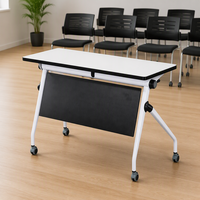 Table de séminaire roulante blanche pratique avec roulettes et panneau de modestie noir pour salles de conférence, formations et bureaux