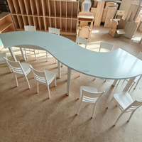 Ensemble de table pour enfants en forme de S, moderne, portable, blanc et rose, avec bords arrondis anti-rayures, idéal pour la location événementielle