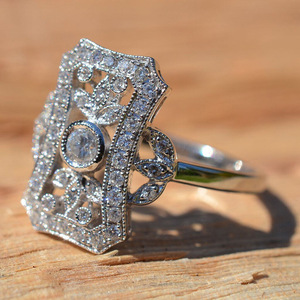 Anello in Metallo Traforato di Lusso per Donne, Elegante Gioiello da Dito alla Moda - Product Image 2