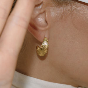 Orecchini Minimalisti J&D, Eleganti Orecchini a C in Acciaio Inossidabile Martellato e Traforato per Donna, Gioielli alla Moda - Product Image 5