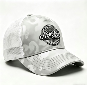 Gorra Trucker Blanca Personalizada con Camuflaje, 5 Paneles de Malla, Gorra de Béisbol Unisex con Logotipo Urbano y Cierre Ajustable - Product Image 3