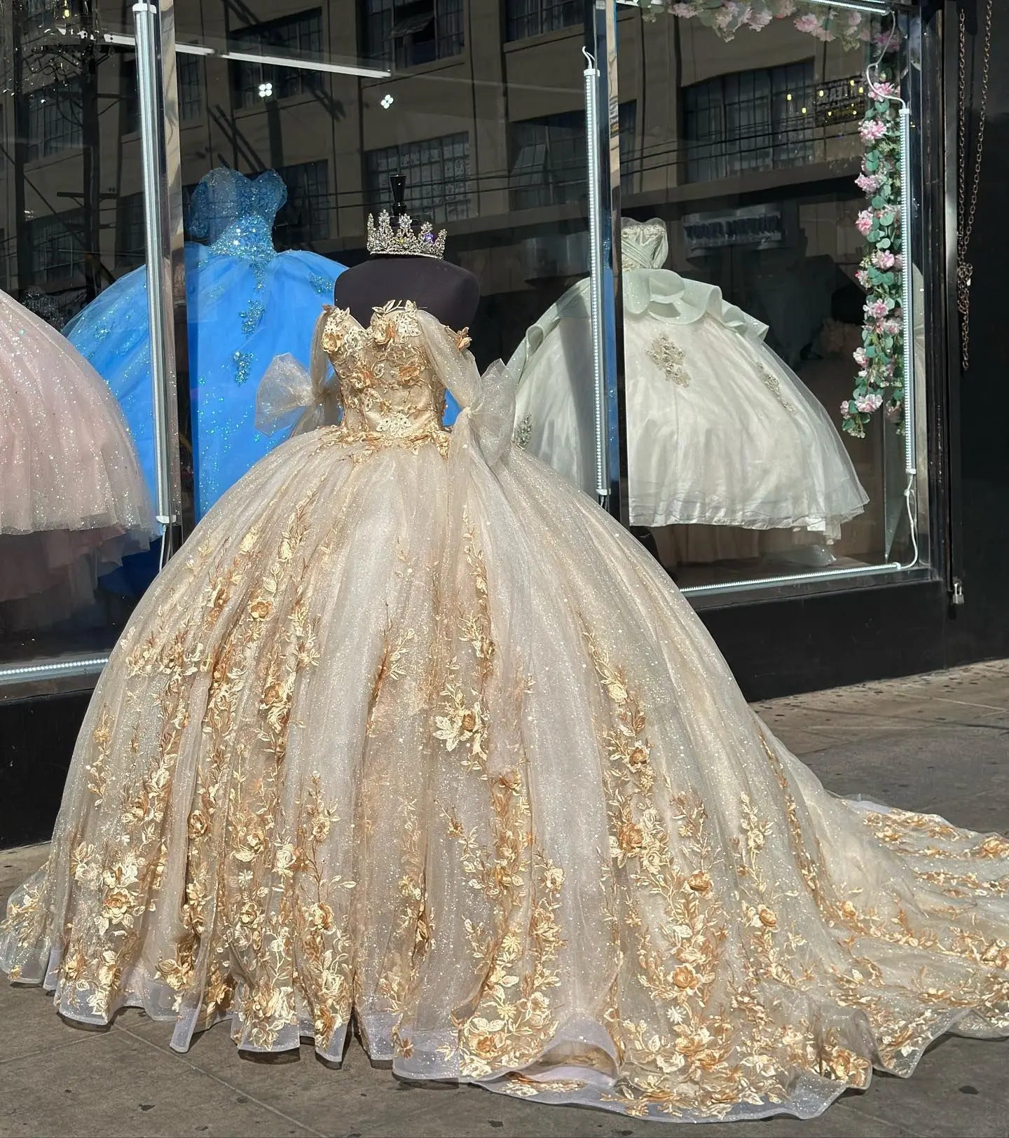 Mumuleo Champagne Quinceanera Vestidos Ouro 3D Floral Flores Apliques Rendas Princesa Vestido De Baile Doce 16 Vestido Fora Do Ombro