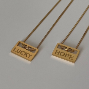 Collana con Ciondolo Rettangolare in Acciaio Inossidabile Impermeabile, Gioielli Personalizzabili con Incisione, Simbolo di Speranza, Fortuna e Fede per Donne - Product Image 5