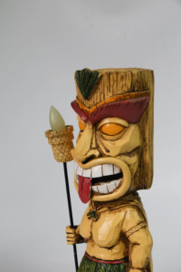 Estatua Hawaiana de Guerrero Tiki con Antorcha para Decoración de Bares y Patios - Product Image 6