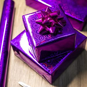 Papel de regalo con diseño de engranajes metálicos morados, estilo bohemio, sensible a la luz, con líneas de corte en la parte posterior, personalizable. - Product Image 2
