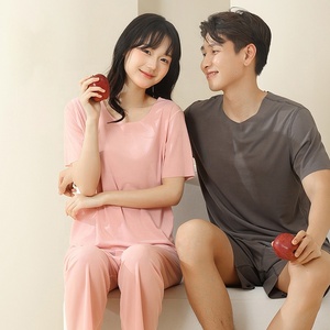 Coppia <span class=keywords><strong>taglie</strong></span> <span class=keywords><strong>forti</strong></span> <span class=keywords><strong>pigiama</strong></span> giama giama giama a giama da salotto Set di pigiami da <span class=keywords><strong>uomo</strong></span> all'ingrosso in seta di ghiaccio sottile - Product Image 4