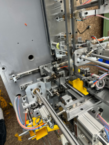 Ligne de production multi-stations pour le chargement de billes, le remplissage de graisse et le pressage d'étanchéité - Product Image 5