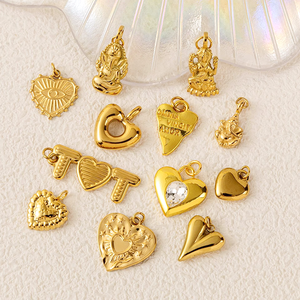 เหรียญทองแห่งความรัก |   จี้เคลือบสีทอง 18K PVD บนสแตนเลสสตีล รูปทรงหยดน้ำมัน: จิ๊กซอว์, ไอศกรีม, รูปเกือกม้า, เข็มทิศ และจี้รูปหัวใจ - Product Image 3