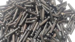 Vente en gros de pièces en nylon accessoires guitares électriques acoustiques broches de pont en ébène portables médiators en métal instruments à cordes personnalisés - Product Image 4