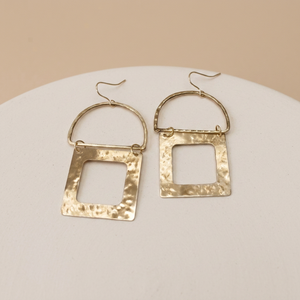 Boucles d'oreilles pendantes en laiton texturé demi-lune et carré, style bohème, martelé or, pour soirée, bijoux tendance - Product Image 1