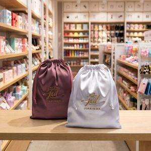 Pochette de rangement personnalisée en satin avec cordon de serrage pour perruques, extensions capillaires, lingerie, chaussures, cadeaux, avec logo sérigraphié, MOQ 100 pièces, directement de l'usine en Chine - Product Image 2