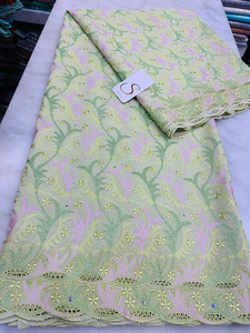 Tessuto in cotone ricamato colorato con occhielli, pizzo svizzero floreale traforato con filo glitterato per abiti da donna - Product Image 2