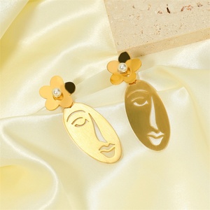 Boucles d'oreilles tendance personnalisées plaquées or avec pampilles en forme de visage pour femme - Product Image 6