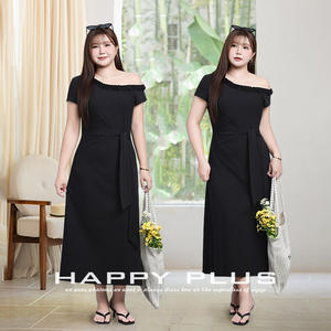 เดรสยาวสีดำแบบเปิดไหล่สำหรับสาวอวบ รุ่น Runqi Plus Size คอระบายแบบไม่สมมาตร เอวเข้ารูป สีพื้น - Product Image 3