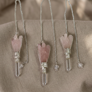 Péndulo de Corazón de Ángel de Cuarzo Rosa, Tallado en Piedra Semipreciosa, Artesanía, Joyería de Sanación de Chakras - Product Image 1