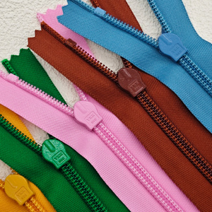 Vente en gros personnalisé YKK 5 # Nylon invisible fermeture éclair accessoires 48 couleurs personnalisable Long rouleau pour robe maillot de bain oreiller - Product Image 3