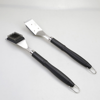 Brosse de nettoyage 2-en-1 pour grille de barbecue avec grattoir et manche long