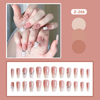 Ongles à presser artisanaux de luxe, effet ombré nude-blanc, forme cercueil, avec grappes de perles placées à la main et strass de différentes tailles dispersés