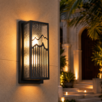 Lanterne murale extérieure artistique avec motif montagne et verre texturé pour l'éclairage des jardins de villas