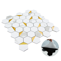 Mosaïque hexagonale en aluminium blanc marbré et mosaïque triangulaire dorée autocollante en aluminium