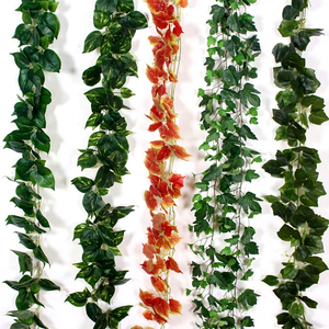 Vente en gros de <span class=keywords><strong>lierre</strong></span> suspendu sur mesure pour l'extérieur Verts décoratifs Plantes artificielles murales grimpantes Fausses vignes de <span class=keywords><strong>lierre</strong></span> - Product Image 1