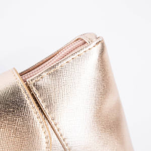 Bolsa de maquillaje de moda de fábrica ISO BSCI, bolsa de cosméticos de cuero de Metal brillante para conveniencia de cosméticos - Product Image 4