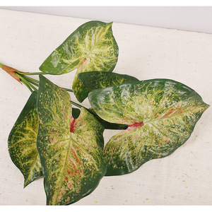 ใบต้นเผือกเทียม 7 หัว ต้นอันทูเรียมแขวนผนัง ตกแต่งภายในบ้าน วัสดุพีวีซีเลียนแบบใบไม้สีเขียวอย่างสมจริง - Product Image 3