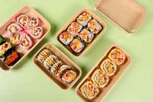 صندوق سوشي من الورق الكرافت على الطراز الياباني مع طباعة شعار مخصص، علبة سوشي للوجبات الجاهزة مع غطاء شفاف من البولي إيثيلين تيريفثاليت - Product Image 4