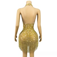 Combinaison de danse latine et de cheerleading de luxe, glamour, dorée, scintillante, ornée de strass et de franges, à col halter et décolleté plongeant en V