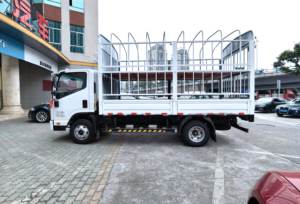 รถบรรทุกไฟฟ้า KAMA EM32 ระยะทางวิ่ง 350 กม. (NEDC) รับน้ำหนักได้ 3 ตัน แบตเตอรี่ 100.46 กิโลวัตต์ชั่วโมง พร้อมกล่องบรรทุกแบบรางสูงสำหรับการขนส่งในเมือง - Product Image 3