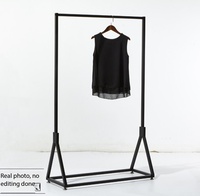 Porte-vêtements simple et moderne avec base triangulaire anti-basculement, support d'affichage pour vêtements, adapté aux chambres à coucher