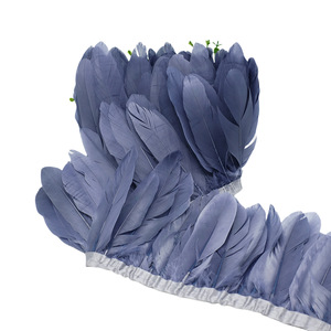 Vente en gros de plumes d'oie teintées en blanc Garnitures à franges en plumes pour l'artisanat Vêtements de fête Tissu pour vêtements Décoration de chapeaux en dentelle - Product Image 2