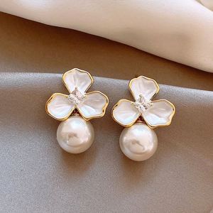 Nouvelles Boucles d'Oreilles Coréennes Tendance en Métal Imitation Perle et Fleur à Trois Feuilles Émaillée pour Femme, Bijou de Fête, Cadeau Idéal - Product Image 1