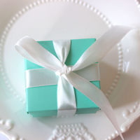 Boîte cadeau de bonbons de mariage bleu européen |   Matériaux recyclés |   Doublure en éponge |   Ruban croisé en satin blanc |   Logo sur mesure |   Nuptial