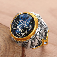 Une bague islamique classique et élégante de style saoudien en alliage avec placage argent ancien bicolore électrolytique