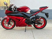 Moto de course Yamaha YZF-R6 avec injection électronique de carburant, système de contrôle de traction, fourche inversée, réservoir de carburant en aluminium