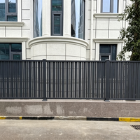 Clôture moderne en alliage d'aluminium à barres verticales de largeurs alternées, 6 pieds, à lattes asymétriques décoratives, thermolaquée, pour jardins et cours