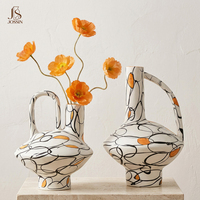 Vase à fleurs en céramique sculpturale créative Jossin avec des détails peints à la main en noir et orange pour une décoration minimaliste nordique