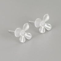 Zierliche S925 Silber Unregelmäßige Blumen-Ohrstecker 925 Sterling Silber Strukturierte Blumenohrringe