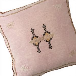 Hermosa Funda de Cojín Cuadrada Geométrica Hecha a Mano en Marruecos - Product Image 1