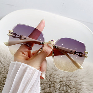 Gafas de sol con gradiente sin montura para mujer, UV400, rectangulares, para conducir al aire libre - Product Image 2