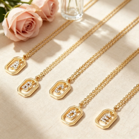 Collier unisexe en cuivre plaqué or avec pendentif rectangulaire incrusté de zircon et lettre initiale, chaînes fines pour usage quotidien