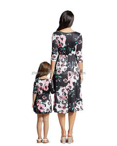 2024 alla moda abiti Casual da ragazza a fiori con stampa <span class=keywords><strong>rosa</strong></span> mamma e Me famiglia abbinati 100% abito a maniche lunghe traspirante in poliestere - Product Image 2