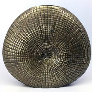 Vase à fleurs abstrait moderne en aluminium moulé sur mesure, fait main, écologique, de haute qualité, pour usage hôtelier - Product Image 1