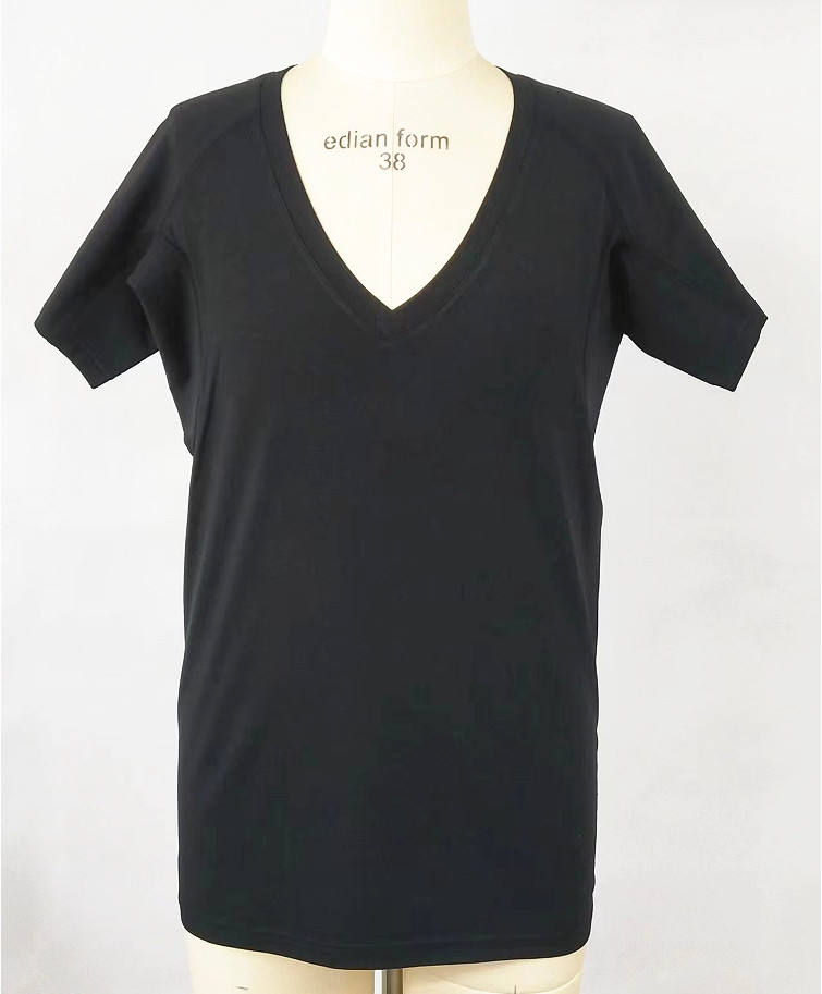 เสื้อผู้ชายคอวีลึก - สีดำ